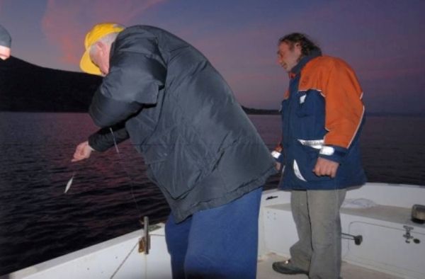 Pesca ai calamari di notte dal molo