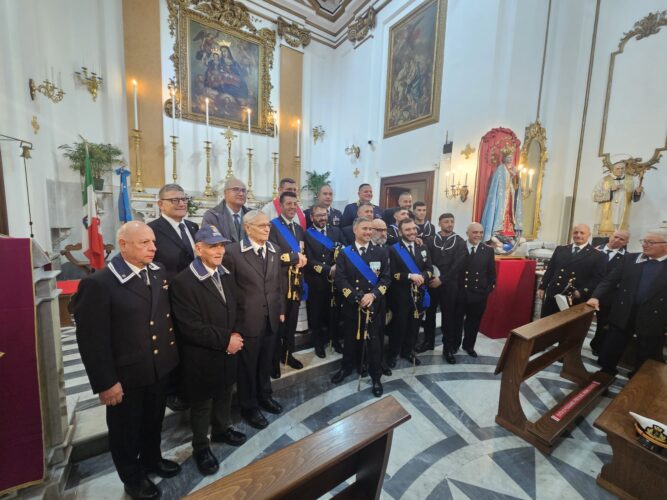 A Torre del Greco la Capitaneria di Porto, con a capo il Comandante Labella ha, come di consueto, rinnovato la Celebrazione per Santa Barbara, protettrice della Marina Militare e della Guardia Costiera