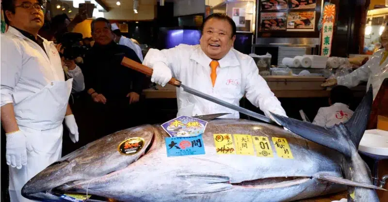 Tokyo, Capodanno da record: tonno rosso da 243 chili venduto per 2,8 milioni di euro