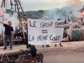 Pescatori francesi in rivolta: porti bloccati, gasolio alle stelle e una professione “in grande pericolo”