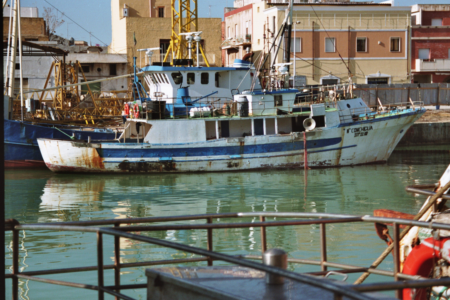 Peschereccio a strascico ormeggiato nel porto canale di Mazara del Vallo