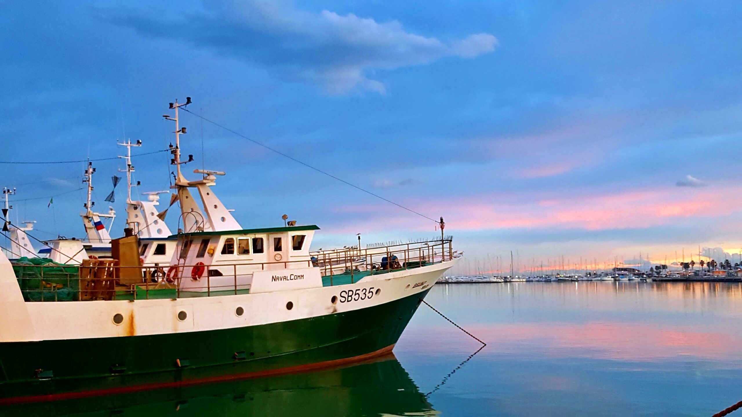 Peschereccio ormeggiato al molo nord del porto di San Benedetto del Tronto