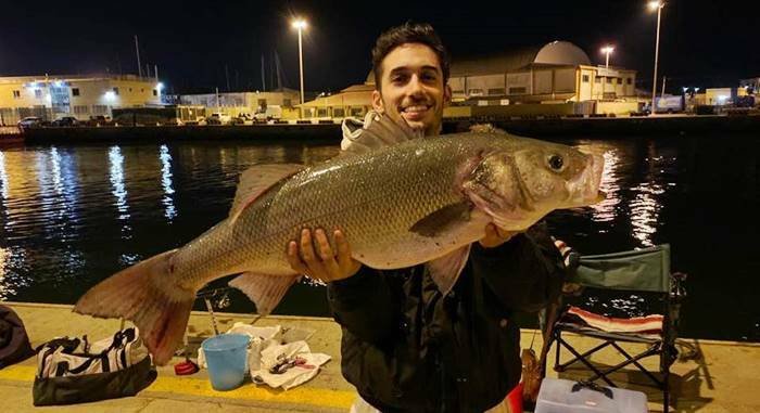 Spigola da 8,4 kg pescata a Fiumicino da Frankie Baroni